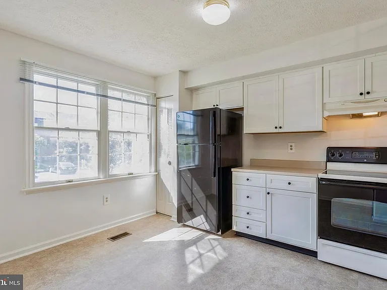 8 Tatler Pl — Photo 27