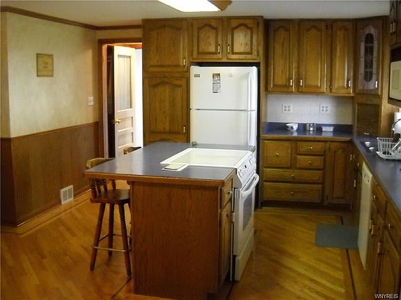 5th image of 583 Woodward Ave