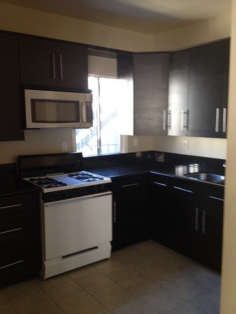 2nd image of 967 E Broadway APT 6