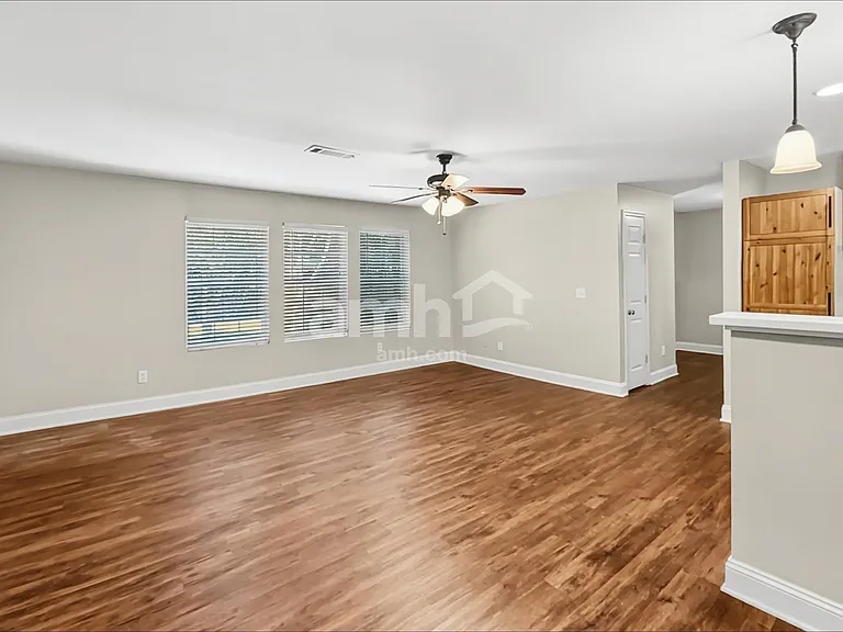 406 Howell Xing — Photo 9