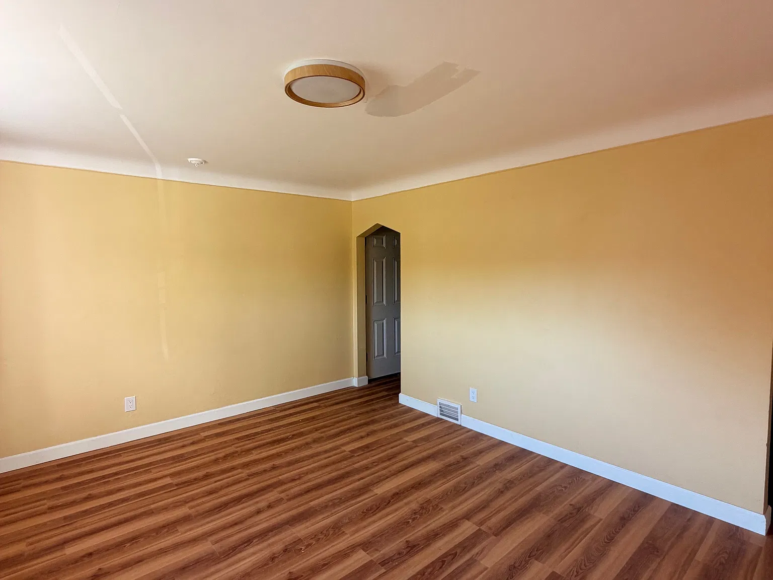 3 bed, 941 sqft, $1,100 — Photo 2