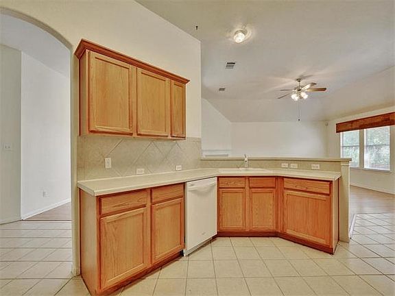 4th image of 803 Plumbago Dr