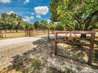 742 Eagle Creek Dr, Floresville, TX 78114