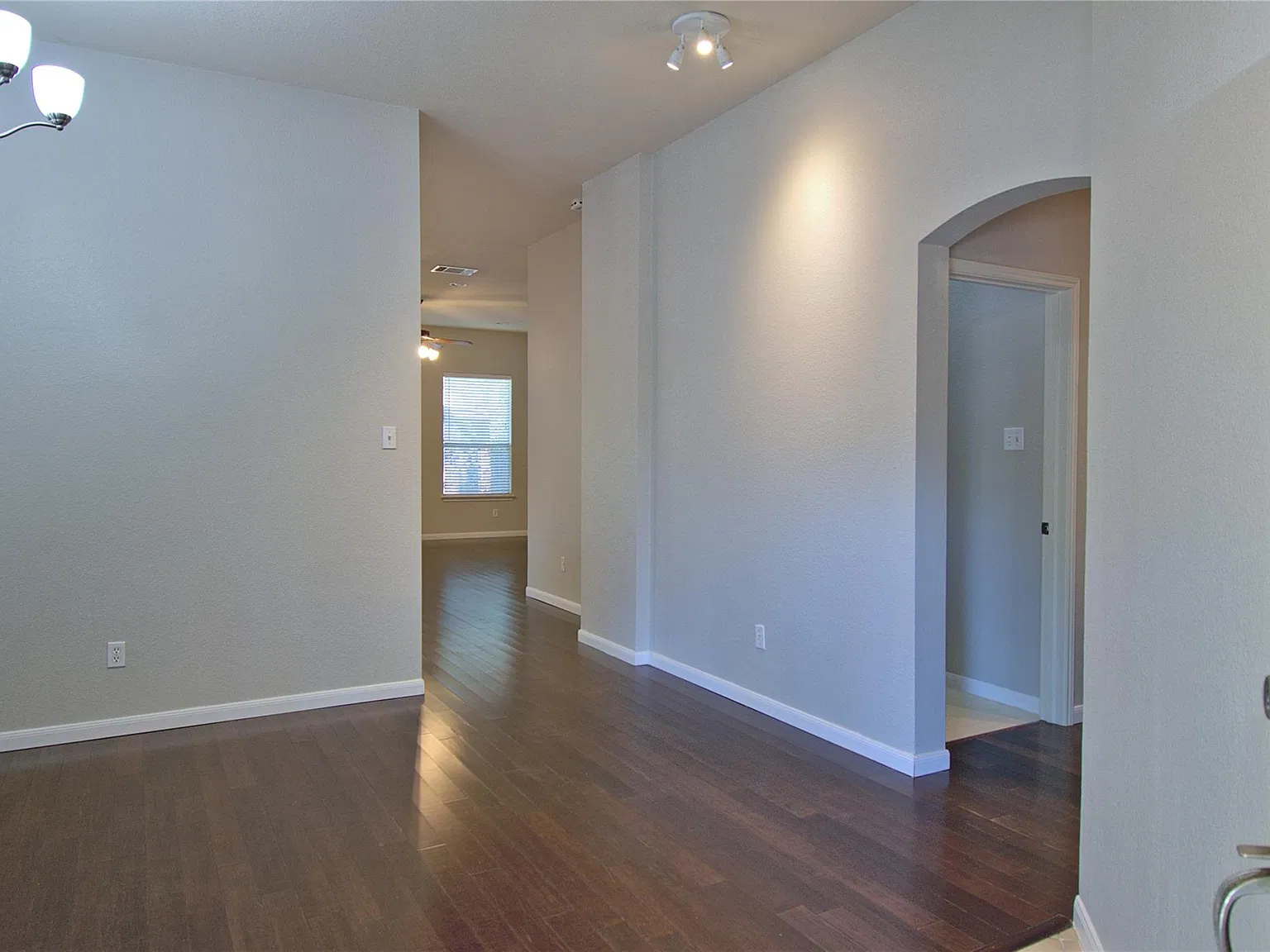 3 bed, 2.0 bath, 1636 sqft, $2,095 — Photo 4
