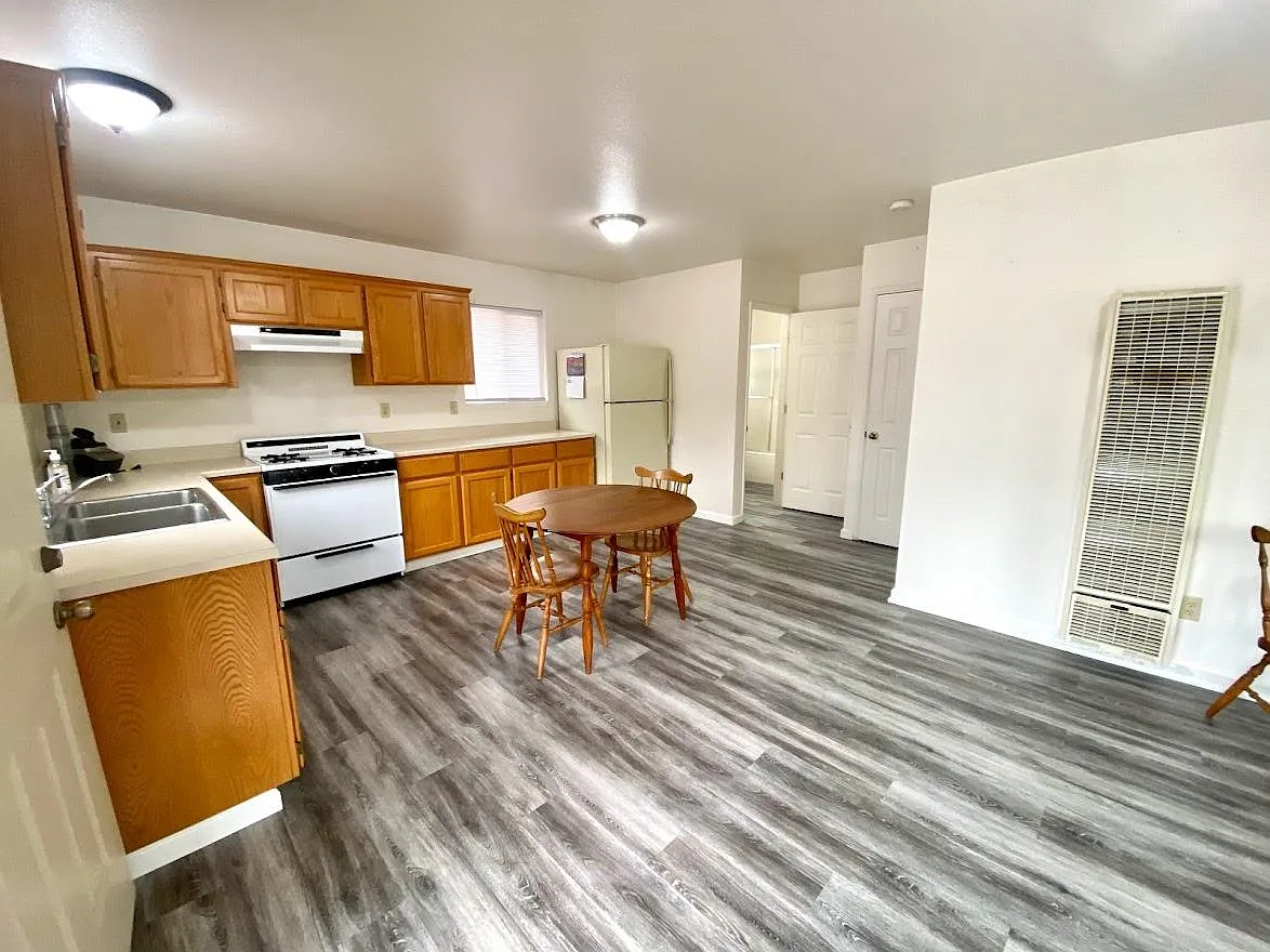 3305 R St — Photo 3