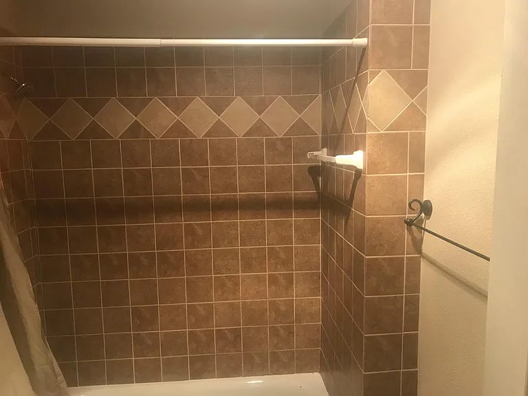 Mesa b - Hall bath Tub/Shower