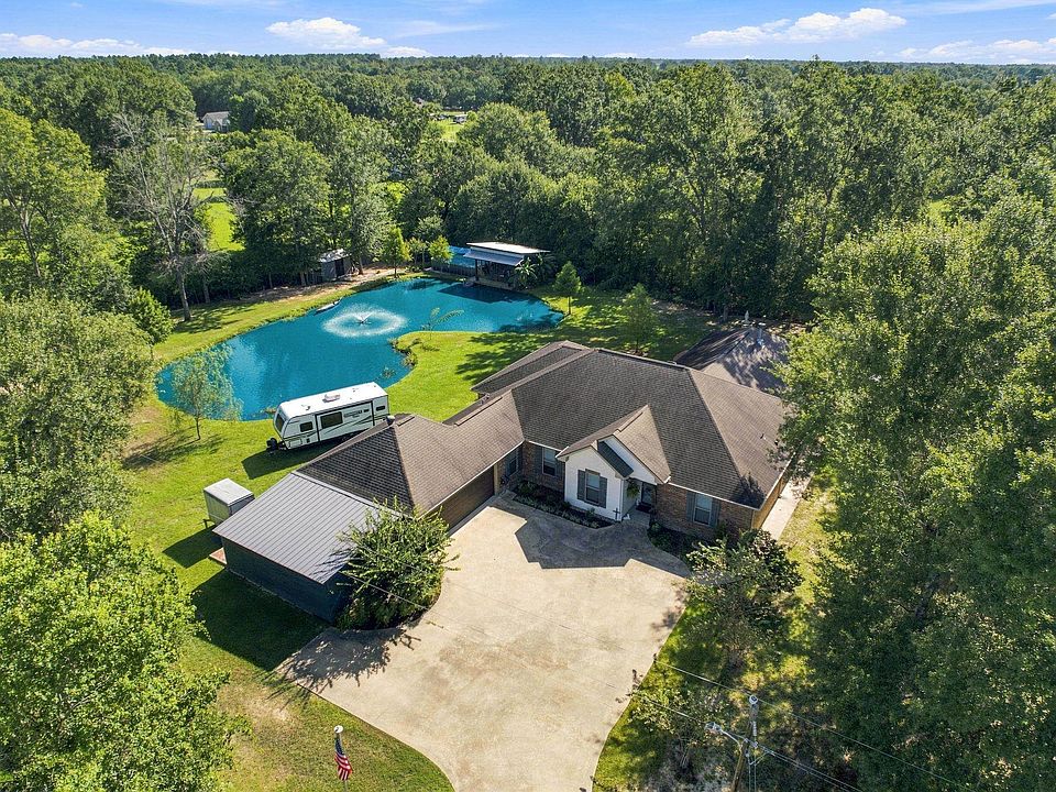1st image of 302 S Pine Dr