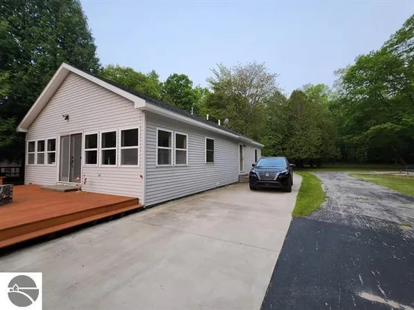 1647 N Huron Rd, Tawas City, MI 48763