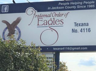 914 W Main St, Edna, TX 77957