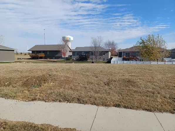3605 Kings Ct, Spirit Lake, IA 51360
