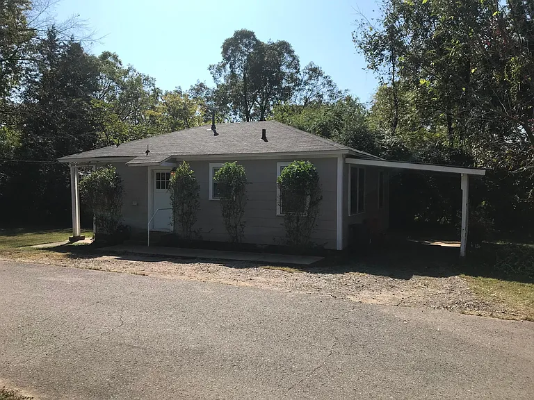 907 Riddell St — Photo 3
