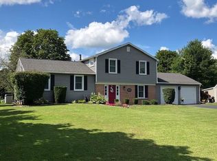 170 Bittersweet Dr, Farmington, NY 14425