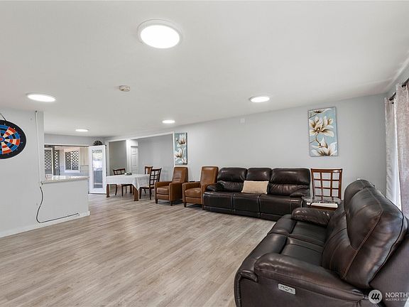 Lots of natural light throughout the home.>