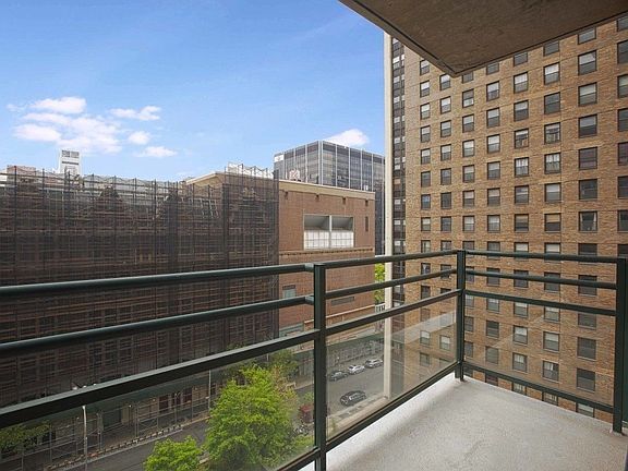 5th image of 200 W 60th St APT 18D