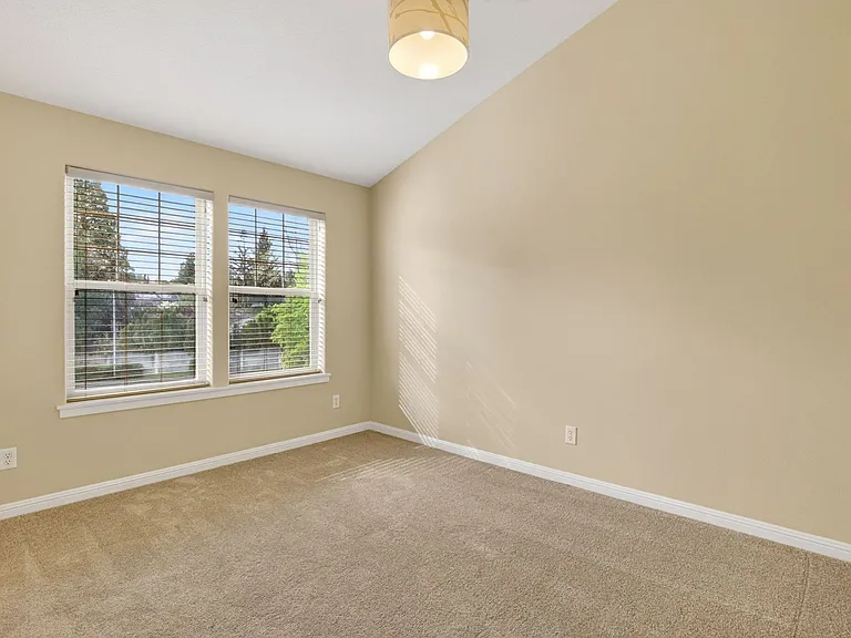 308-394 SW Eastman Pkwy — Photo 30