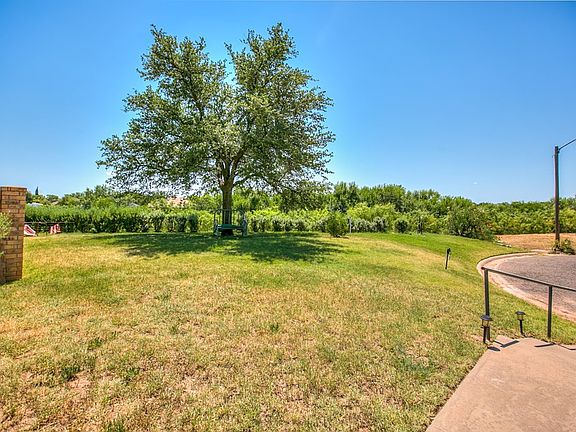 5th image of 3602 Parkwood Dr