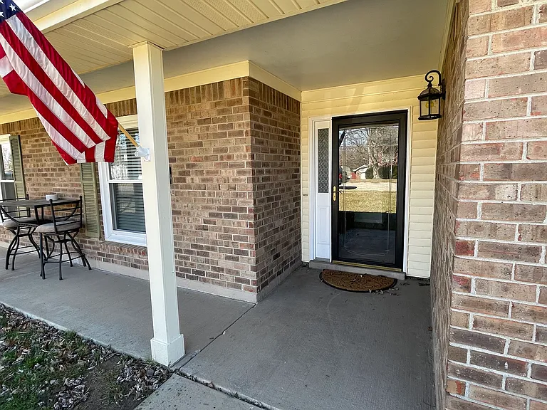 209 Hutchins Dr — Photo 2