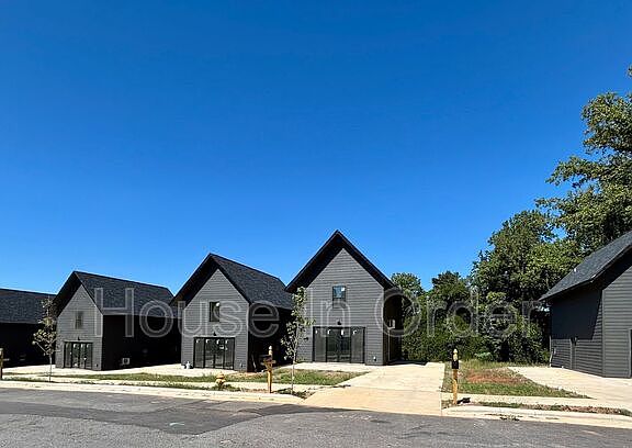 3rd image of 211 Cowan St