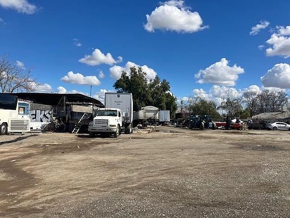 4th image of 2465 S Orange Ave