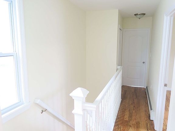 4th image of 89-88 Vanderveer St Unit A