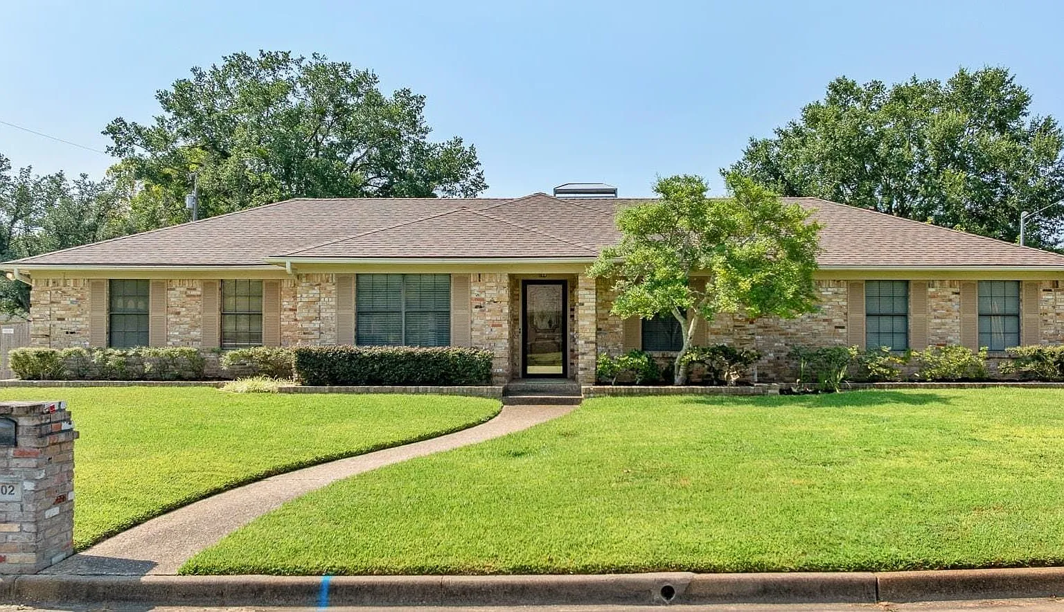 3 bed, 2.0 bath, 1721 sqft, $2,200 — Photo 1