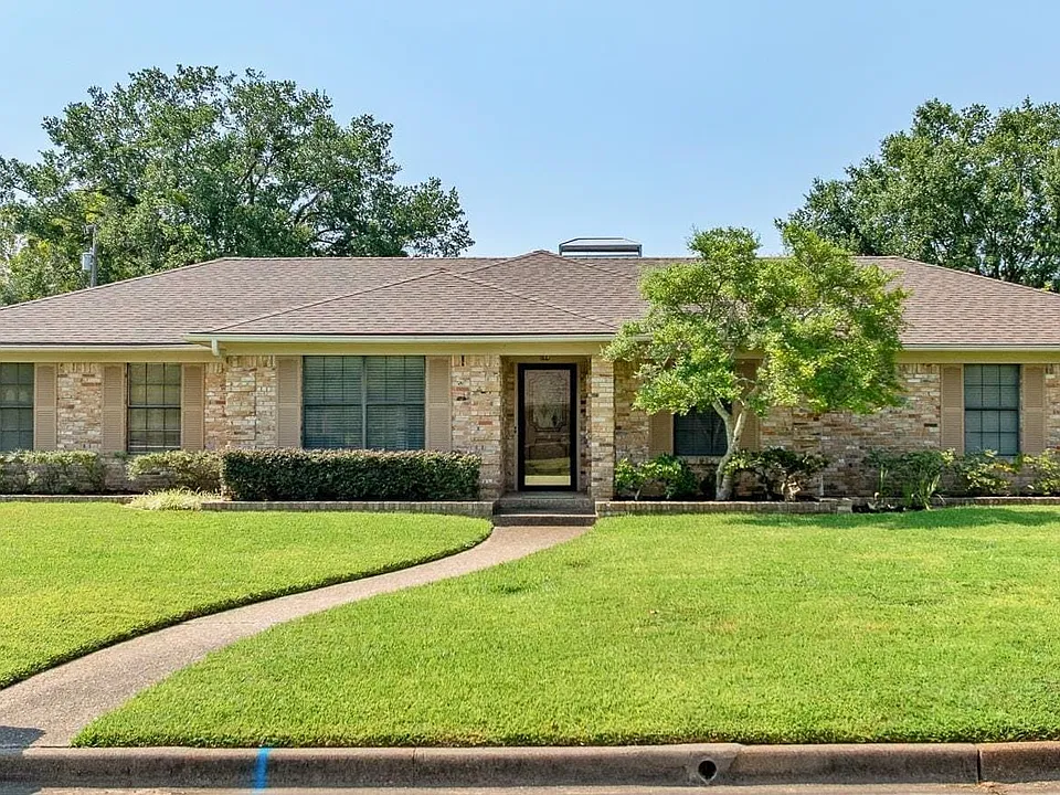 1302 Larkspur Ln