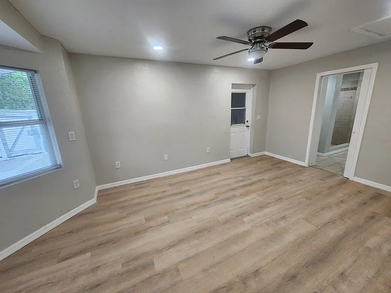 3133 Myrtle St — Photo 2