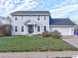 502 Oakwood Dr, Papillion, NE 68133
