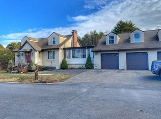 17 Skyridge Ln, Springfield, MA 01128