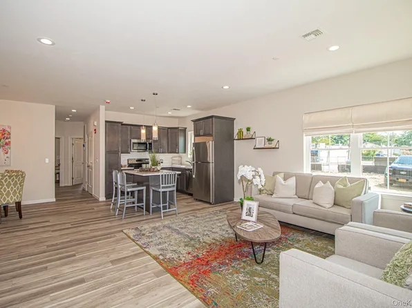 207 Ashley Court Ave, North Babylon, NY 11703