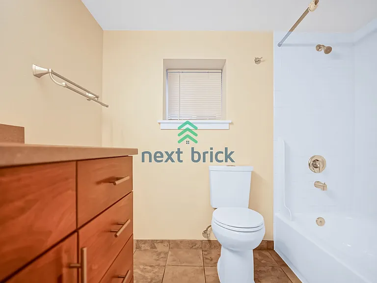 909 N 105th St — Photo 10