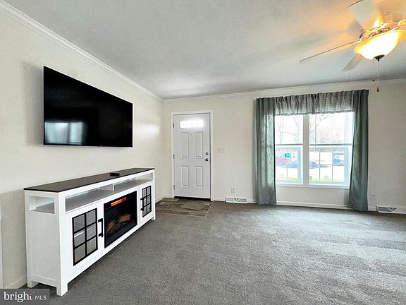5th image of 35 Fox Chase Ct