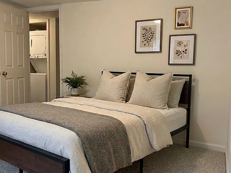 3rd floor - Furnished room.
Queen bedframe provided.
Bring your own mattress and bedding