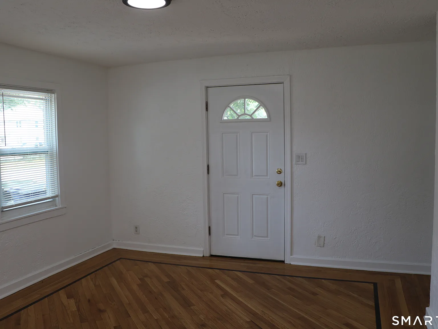 3 bed, 1.0 bath, 1064 sqft, $2,400 — Photo 3