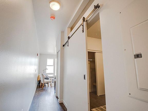 3rd image of 1308 NE Dekum St APT 302