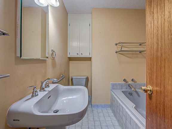 3rd image of 303 Flanagans Ln