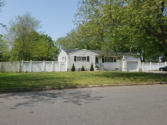3rd image of 832 Americus Ave