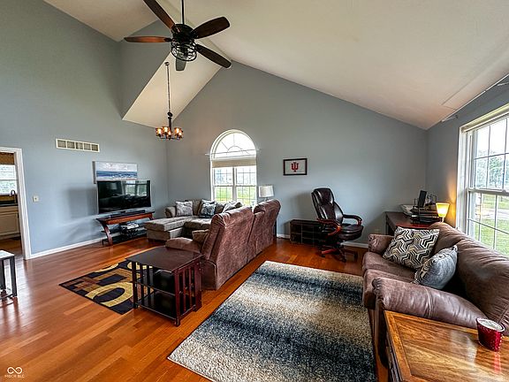 3rd image of 323 Woodfield Dr