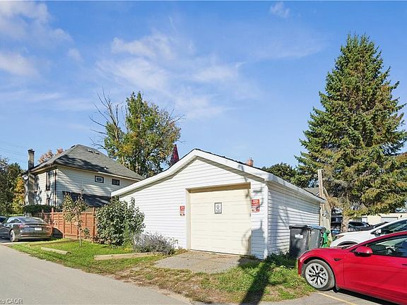 2nd image of 2055 Embleton Rd