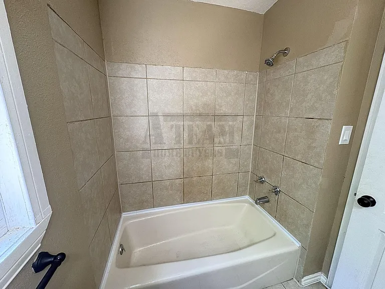 625 York St — Photo 11