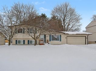 2249 Mattie Lu Dr, Auburn Hills, MI 48326