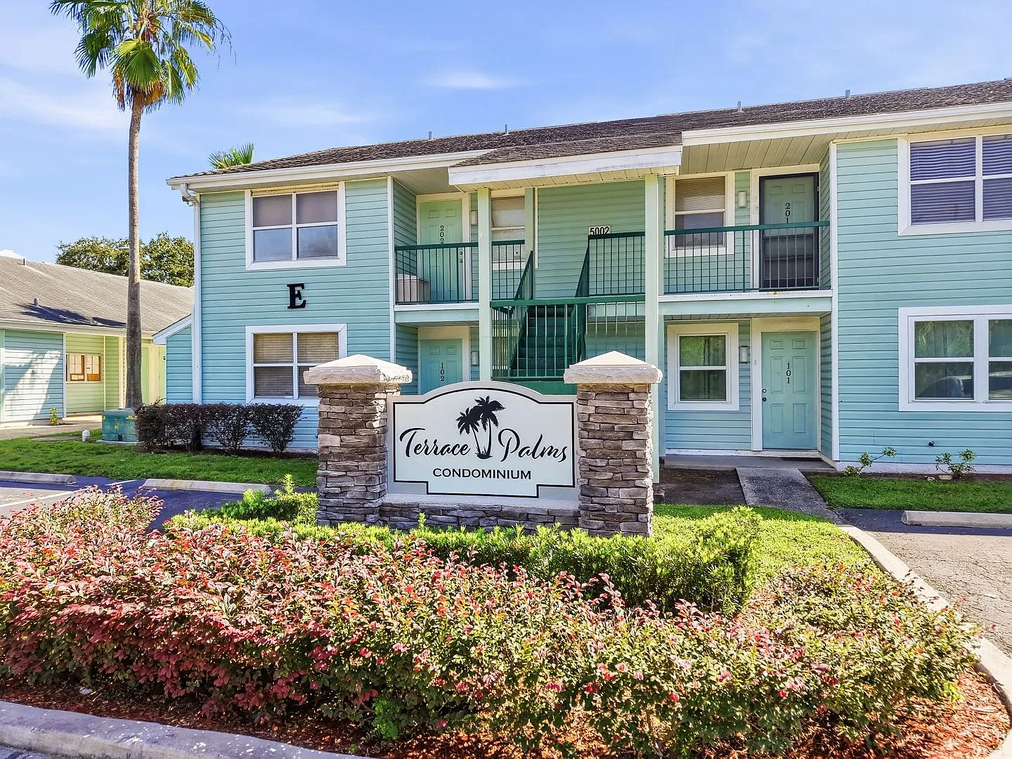Cute Condo Within Walking Distance To Usf — Photo 3