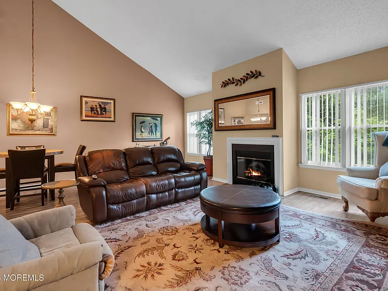 492 Bayberry Ct — Photo 4