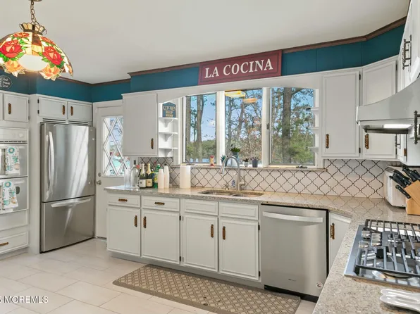 399 Golfview Dr, Manahawkin, NJ 08050