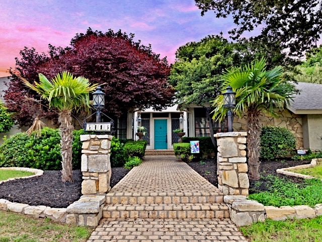 Look at that blue door! 