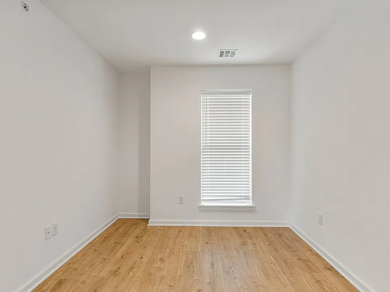 Now offering One & Half Month Free Rent *Advertised Rate is Reflective of Special Offer!* — Photo 70