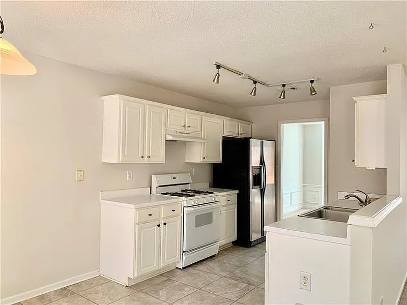 3 bed, 2.5 bath, 1868 sqft, $2,690 — Photo 3