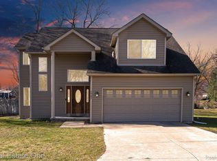 2987 Sunderland Blvd, Waterford, MI 48329