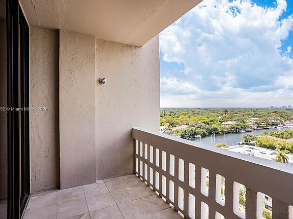 4th image of 90 Edgewater Dr #Penthouse 15