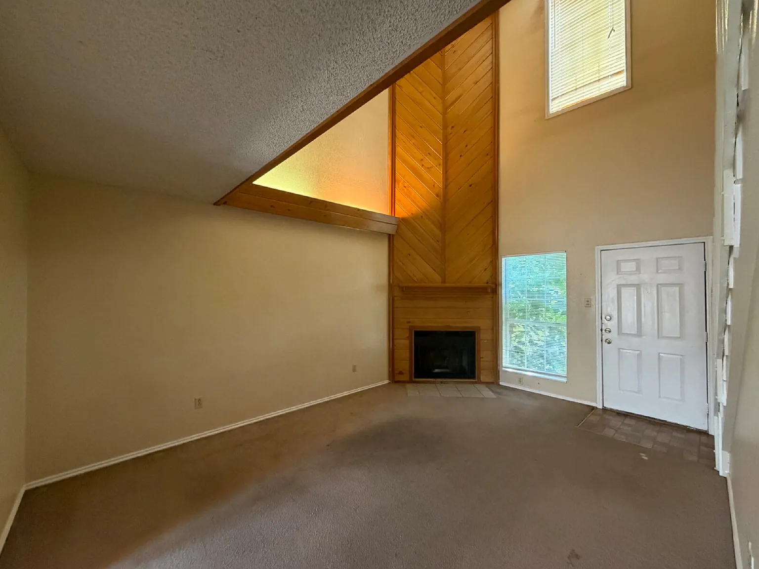 2 bed, 1.5 bath, 1636 sqft, $1,050 — Photo 2